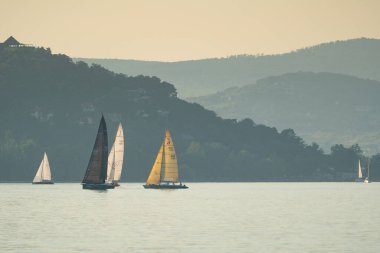 ZAMARDI 29 Temmuz 2020: Yelkenli tekneler 29 Temmuz 2020 tarihinde Macaristan 'ın Zamardi kentinde Balaton Gölü' nde 52.and Kkszalag şampiyonasında yarışacak..