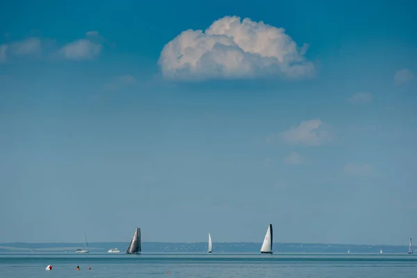 Zamardi Július Vitorlás Hajók Versenyeznek Kkszalag Bajnoki Címért Balatonnál 2020 — Stock Fotó