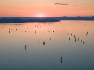 Balaton Gölü 'nde yelkenli teknelerle gün batımı