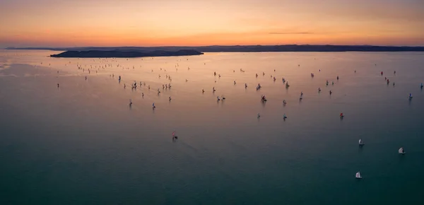 Zonsondergang Met Zeilboten Aan Het Balatonmeer — Stockfoto