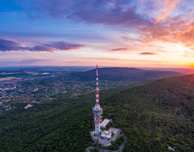 Macaristan Pekin 'deki Mecsek tepeli televizyon kulesi.