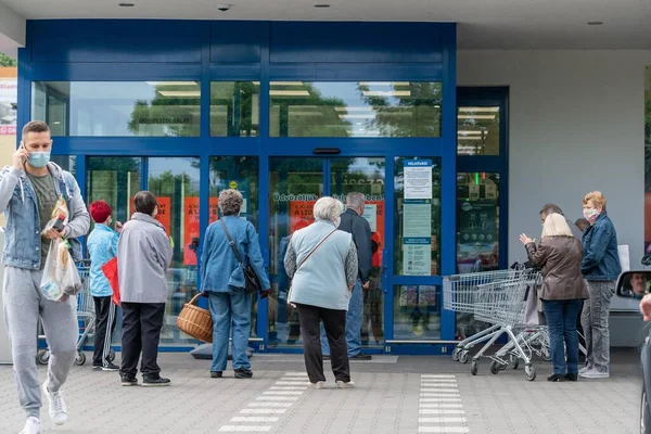 PECS - 27 Mayıs 2020 tarihinde Macaristan 'ın Pecs kentinde yaşlı insanlar alışverişe gider. Coronavirus salgını sırasında herkes maske takmak zorundadır.