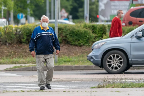 PECS - 27 Mayıs 2020 tarihinde Macaristan 'ın Pecs kentinde yaşlı insanlar alışverişe gider. Coronavirus salgını sırasında herkes maske takmak zorundadır.