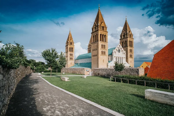 Pecs Szekesegyhaz Mit Dramatisch Stürmischem Himmel — Stockfoto