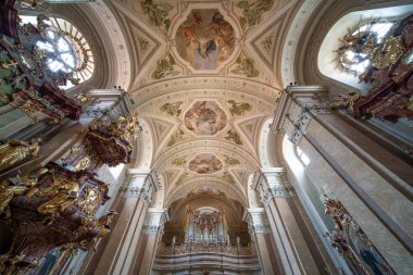 Tihany Abbey 'deki eski fresk 24 Ağustos 2020, Tihany, Macaristan. Büyük bir Katolik Kilisesi.