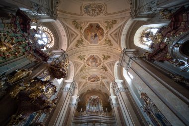 Tihany Abbey 'deki eski fresk 24 Ağustos 2020, Tihany, Macaristan. Büyük bir Katolik Kilisesi.