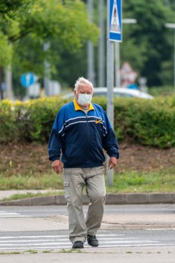 PECS - 27 Mayıs 2020 tarihinde Macaristan 'ın Pecs kentinde yaşlı insanlar alışverişe gider. Coronavirus salgını sırasında herkes maske takmak zorundadır.