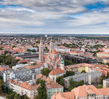 Gökyüzü bulutlu güzel Szeged 'in hava fotoğrafı