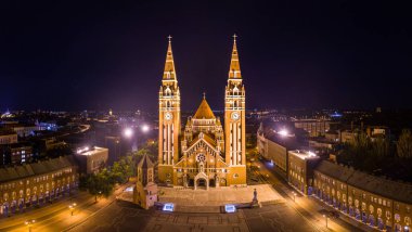 Geceleri Szeged Katedrali 'nin güzel havadan çekilmiş fotoğrafı.