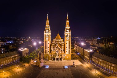Geceleri Szeged Katedrali 'nin güzel havadan çekilmiş fotoğrafı.