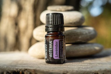 Pecs / Hungray - 19 Eylül 2020 - Günlük kullanım için Doterra Esnecessary Oil 'in resimsel editoryal görüntüsü