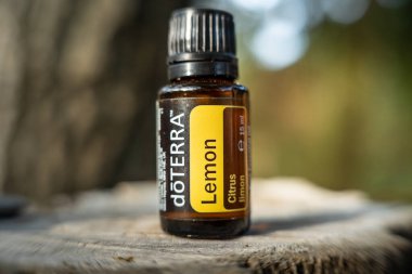 Pecs / Hungray - 19 Eylül 2020 - Günlük kullanım için Doterra Esnecessary Oil 'in resimsel editoryal görüntüsü