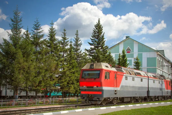 lokomotif tren raylarda