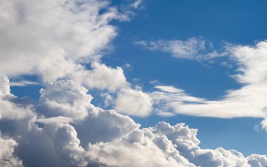 parlak, beyaz bulutlar ve mavi gökyüzü