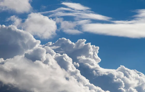 parlak, beyaz bulutlar ve mavi gökyüzü
