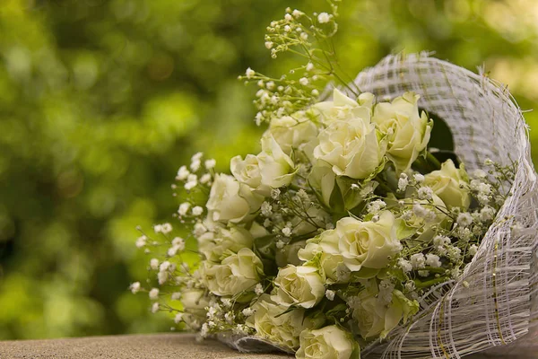 Esküvői Csokor Fehér Rózsából — Stock Fotó
