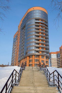 bir mavi gökyüzü arka plan üzerine bina güzel yüksek katlı