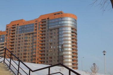 bir mavi gökyüzü arka plan üzerine bina güzel yüksek katlı