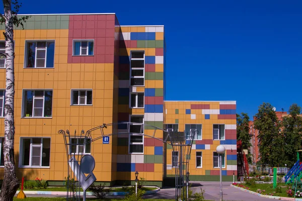 Kindergartengebäude Mit Spielbereich — Stockfoto