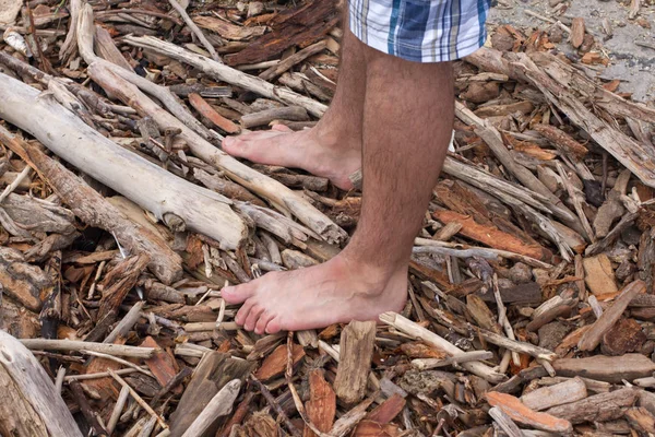 adamın bacakları ağaç kabuğu enkaz altından