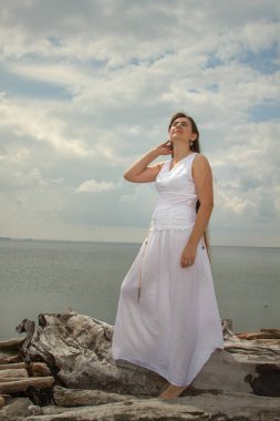 uzun saç ve denizin kenarında beyaz elbise ile güzel kız