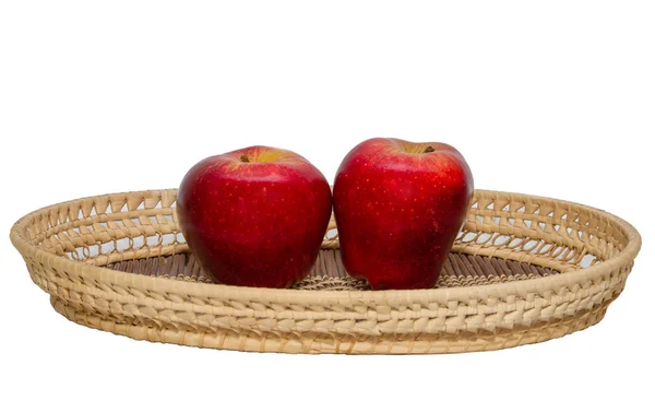 Rote Und Grüne Äpfel Weidenkorb Auf Weißem Hintergrund Nahaufnahme — Stockfoto