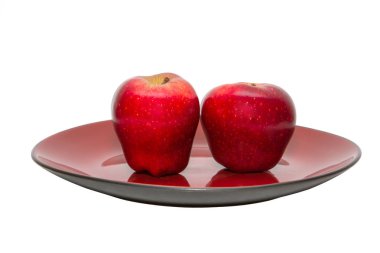 beyaz zemin üzerine kırmızı elmalar portre