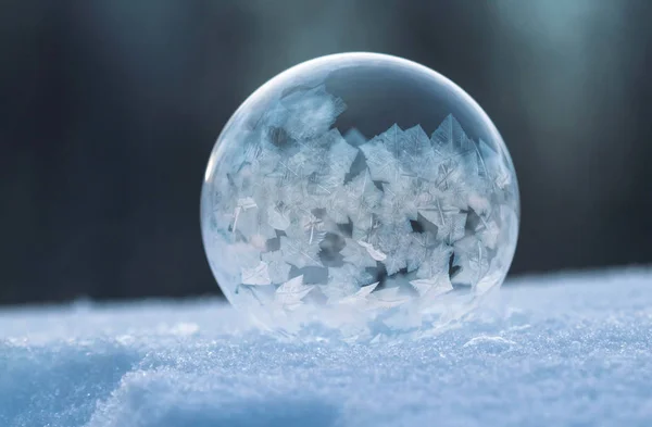 Burbuja Jabón Congelado Primer Plano Sobre Fondo Borroso — Foto de Stock