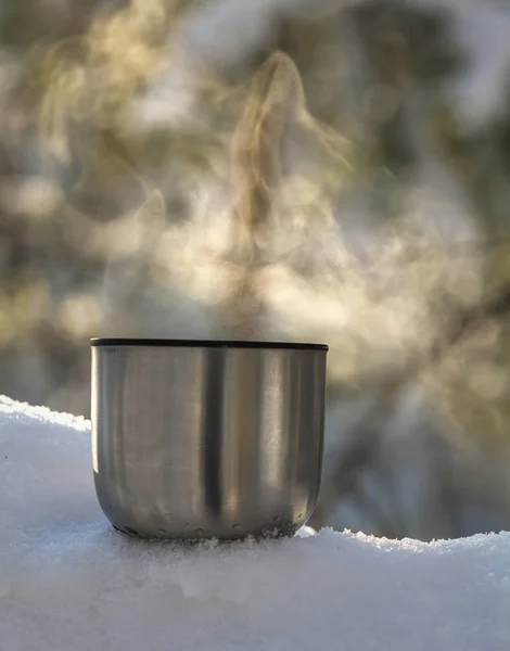 Copo Metal Com Chá Quente Neve Geada Severa — Fotografia de Stock