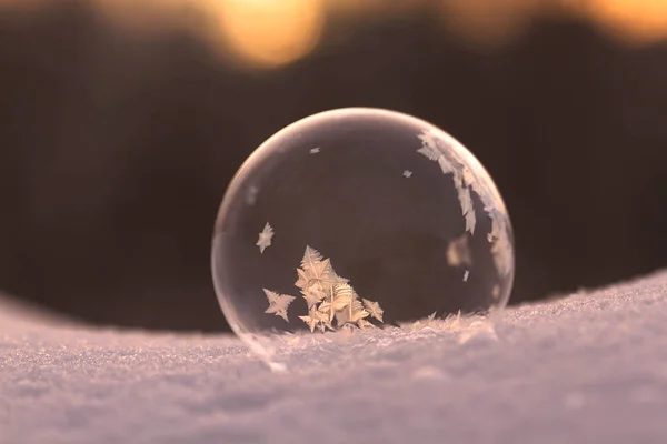 Frusen Såpbubbla Med Vackra Mönster Snö — Stockfoto