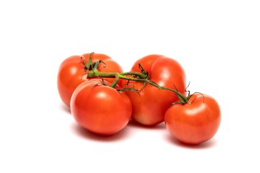 beyaz zemin üzerine kırmızı kiraz domates yakın çekim