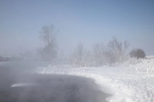 Όμορφο Χειμωνιάτικο Τοπίο Ποτάμι Και Καλυμμένα Χιόνι Ακτή Κατά Της — Φωτογραφία Αρχείου