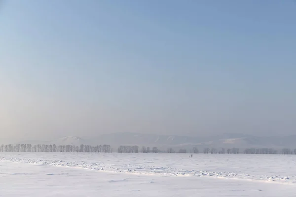 Красивый Зимний Горный Пейзаж Фоне Ясного Голубого Неба Деревьев Съезда — стоковое фото