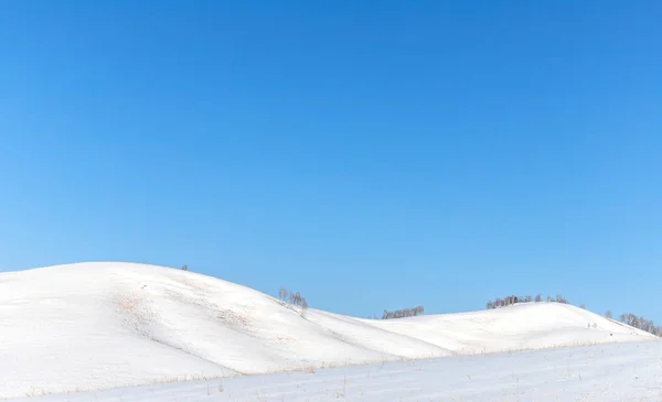 Красивый Зимний Горный Пейзаж Фоне Ясного Голубого Неба Деревьев Съезда — стоковое фото