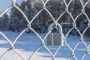 Kalenin arka plan bulanık bir kafes ızgara yakın çekim asılı karda kaplıdır