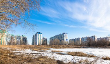 mavi gökyüzü ve donmuş göl arka planda güzel evler