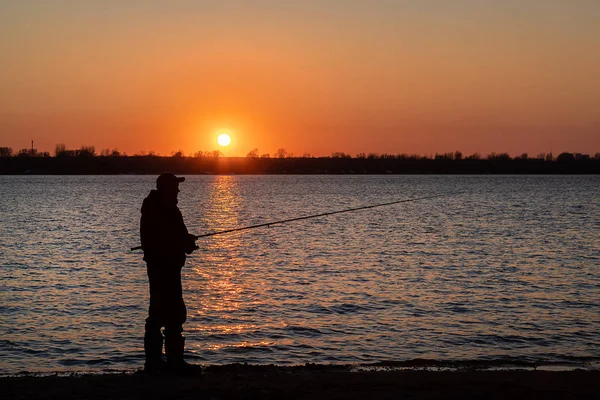Rybář Rybářskou Tyčinkou Řece Bank Proti Západu Slunce Růžovému Nebi — Stock fotografie