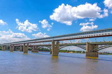 Köprü, Novosibirsk Ob nehri karşısında