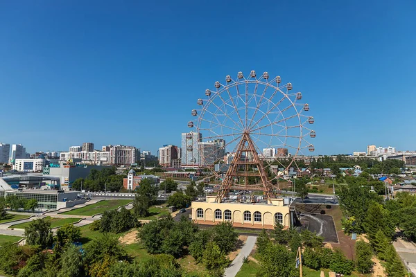 Mavi gökyüzünün arka planda Novosibirsk kentinde St Michael rıhtımında dönme dolap.