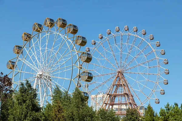 Pariserhjulet Vid Michaels Waterfront Staden Novosibirsk Bakgrunden Blue Sky Stockbild