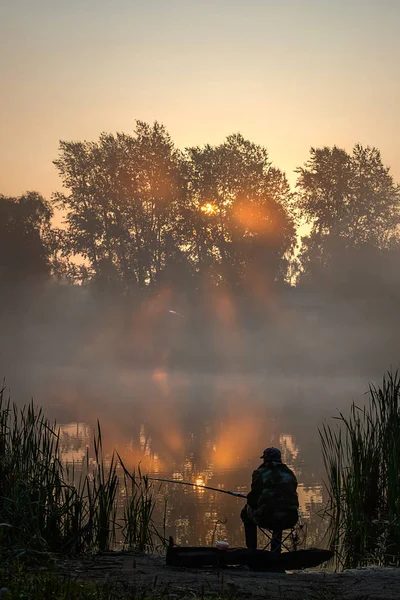 Rybář Řece Chytá Ryby — Stock fotografie