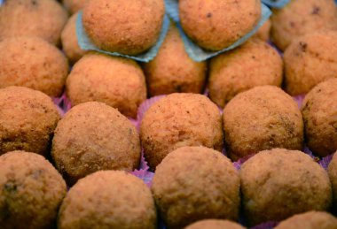 Pişmiş pirinç topları, peynir veya diğer sos ile dolu, aslen Sicilya 'dan. 