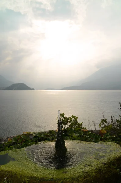 Συντριβάνι Στη Λίμνη Κόμο Και Ηλιοβασίλεμα Στην Ιταλία — Φωτογραφία Αρχείου