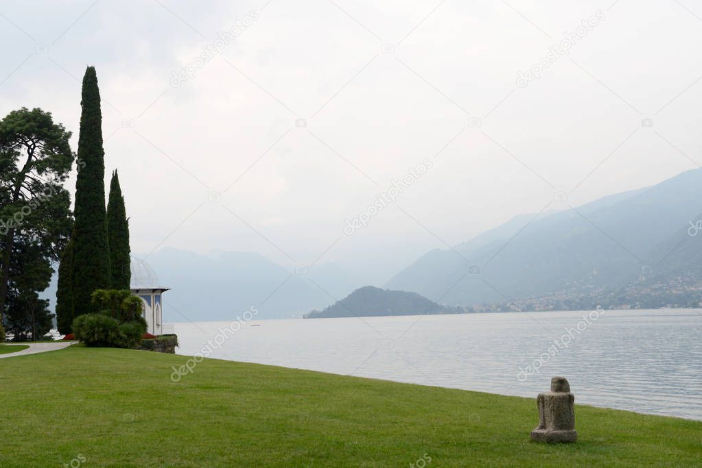 Lakeside with mughal pavilion at Villa Melzi, Bellagio on Lake Como, Italy