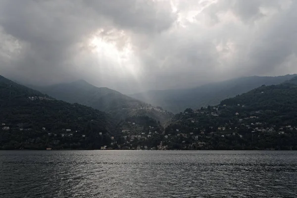 コモ湖と曇り日光 ロンバルディア州の地域 イタリア ヨーロッパ — ストック写真