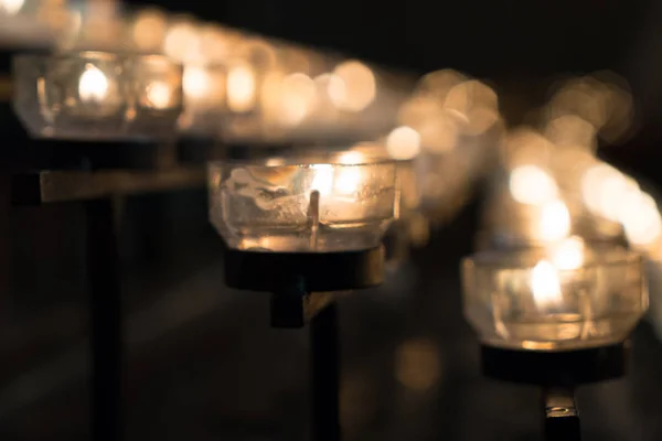 宗教蜡烛在大教堂 选择的焦点 — 图库照片