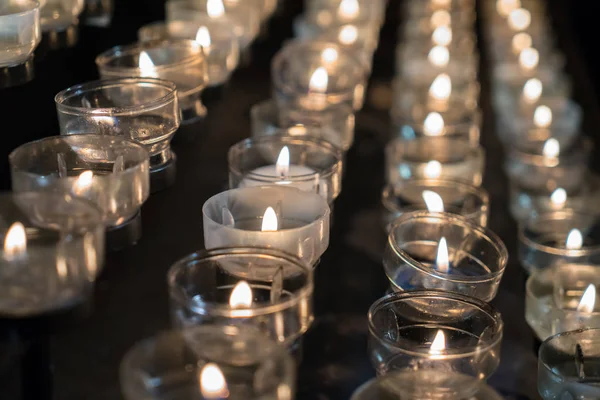 宗教蜡烛在大教堂 选择的焦点 — 图库照片