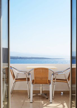 sandalyeye rete, Yunanistan - deniz manzaralı balkon