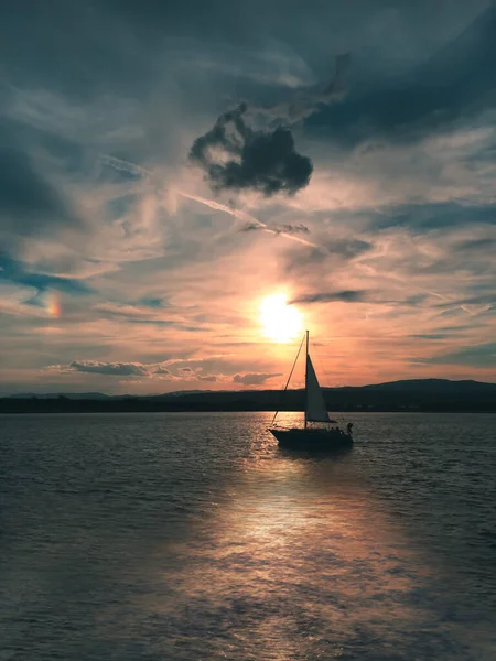 Veleiro Pôr Sol Mar Calmo Céu Nublado — Fotografia de Stock