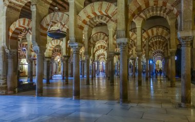 Cordoba, Endülüs, İspanya - 13 Mart 2018: İç büyük Camii, Cordoba ve Endülüs, Katedral Our Lady Historic varsayım Cordoba, Merkezi.